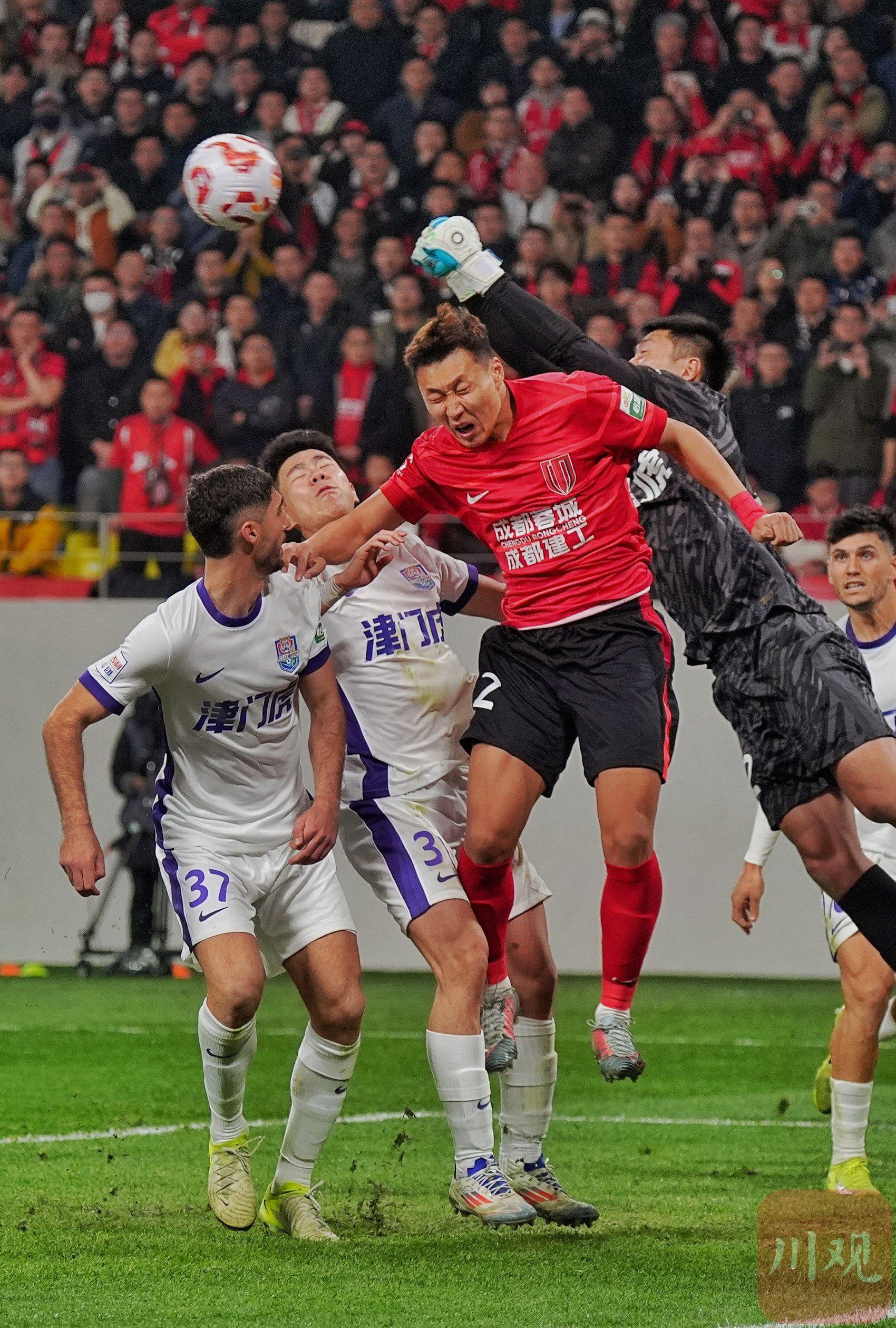 窗口期突围战来临，成都蓉城围绕西甲遗憾出局，赛场秩序良好，更衣室氛围转暖(中超成都蓉城最新)