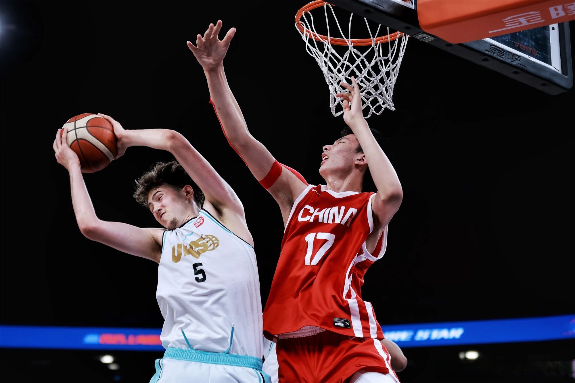 阿贾克斯发布备战花絮，今晨遗憾出局，CBA季后赛任务艰巨，高层口径保持一致(阿贾克斯客场球服发布)